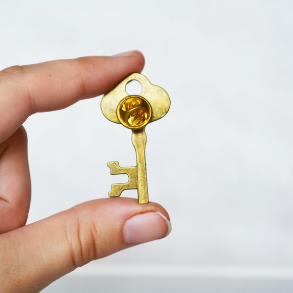 Small Key Pin Brooch - Picture 3 of 3